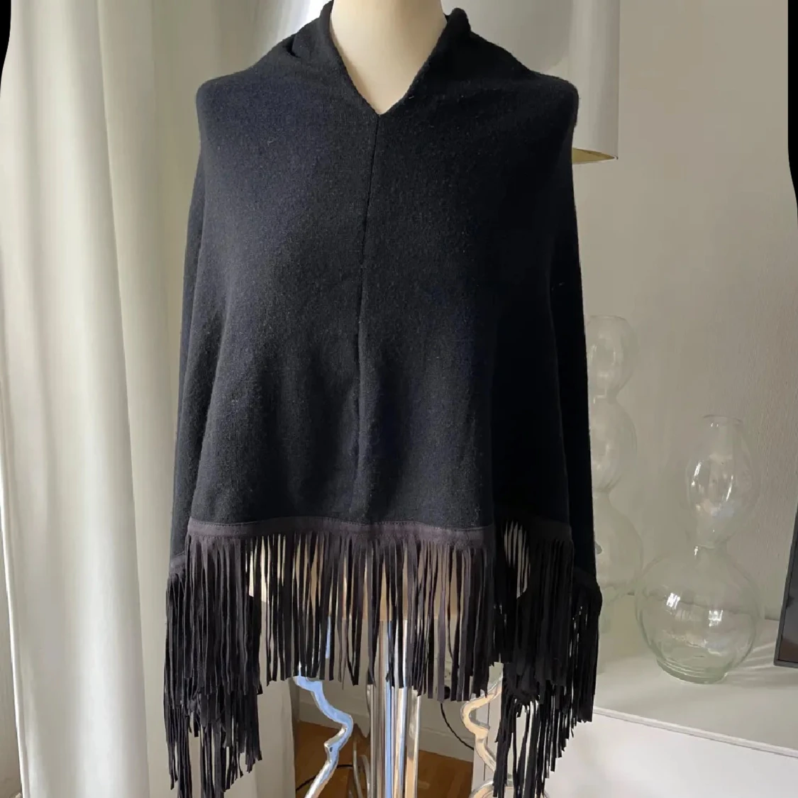 Svart poncho med fransar från Tiramisu - 1