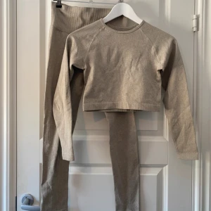 Beige ribbad tränings set - Säljer ett jättefint ribbat set bestående av en beige crop top och matchande leggings! Setet formar rumpan fint och är perfekt för träning eller en avslappnad dag. Superbekvämt!  Vänligen läs min bio innan du gör ett köp; där hittar du bland annat information om leveransprocessen med mera 😊  #aimndupe #träning #stockholm #stockholmsstil .