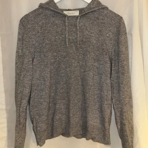 Kashmir Hoodie - Snygg Kashmir hoodie i storlek s från sayless. Bra kvalitet och inga stora tecken på användning. Hör gärna av dig vid frågor eller funderingar!😊