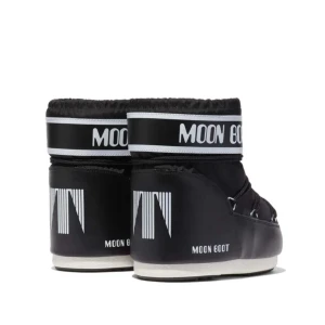 Svarta Moon Boots - Säljer mina svarta moonboots för 1500kr men priset kan diskuteras😊! Köpta för 2000 och är fortfarande i nyskick och är andvända ett fåtal gånger. Skriv för fler bilder vid intressekoll🥰