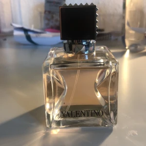 Valentino Valentina EdP 50ml - Valentina Eau de Parfum från Valentino. Snygg och stilren flaska, 50 ml. Perfekt för dig som vill ha en exklusiv touch i din doftsamling. Helt ny 