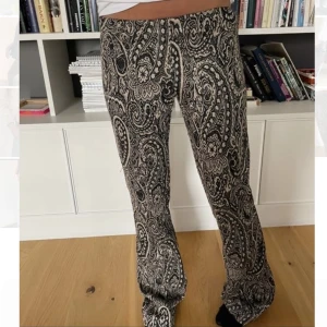 Mönstrade paisly byxor - Ursnygga mönstrade byxor i nyskick, perfekta festoutfiten. Färgen är guld-beige-svart. Skriv för mer bilder❤️‍🔥
