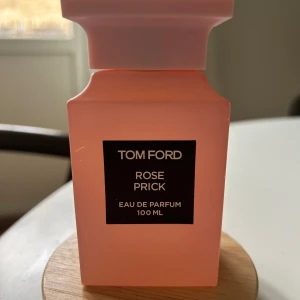 Tom Ford Rose Prick 100ml - Fick i present men har aldrig riktigt kommit till användning, lite använd skickar gärna bild .Tom Ford Rose Prick Eau de Parfum i en snygg rosa flaska. Volym: 100 ml. Tillverkad i USA. Perfekt för dig som vill sticka ut med en exklusiv och trendig doft på hyllan.