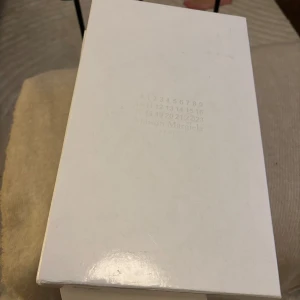 Maison Margiela Gats - Maison Margiela Gats sneakers i marinblått och mörkblått skinn och mocka, med beige snörning och klassisk gummisula. 