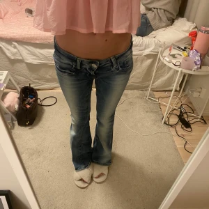 Jeans med ljusa detaljer  - Fina jeans från Gina, köpta på Vinted, aldrig använda av mig då de inte är min stil🩷