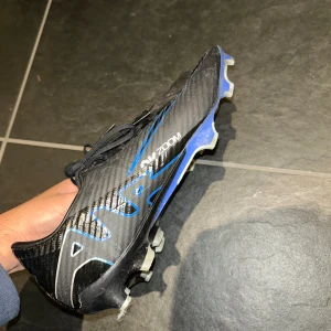 Nike Mercurial fotbollsskor svart/blå - Säljer ett par Nike Mercurial fotbollsskor  Storlek 41