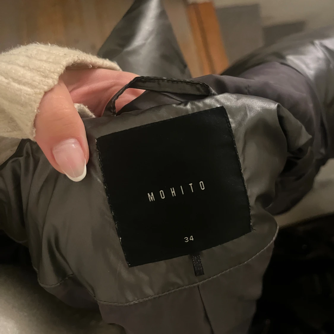 Svart quiltad pufferjacka med huva - 4