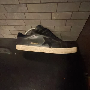 Golden goose - Tja! Säljer mina svarta golden goose skor som jag haft i cirka 5 månader. Har inte tvättat dom helt perfekt men skulle göra det såklart om de nu släjs. De har gått sönder lite på sulan på båda skorna men inget man märker. Skriv om du undrar något💯