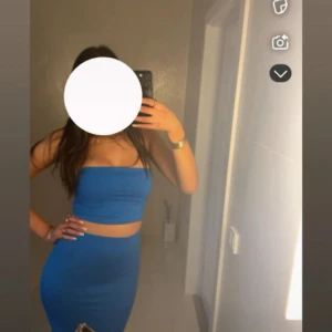 Blå axelbandslös långklänning - Säljer en snygg blå axelbandslös långklänning med tight passform. Klänningen är ärmlös och har en enkel, stilren design som framhäver figuren. Perfekt för dig som gillar en modern och trendig look.