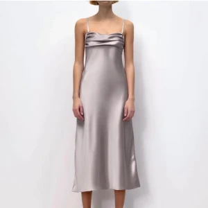 Zara balklänning - Lillagrå ankellång klänning från Zara perfekt som ball eller aftonklänning. Aldrig använd.