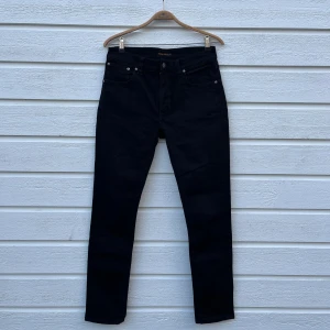 Nudie Jeans Lean Dean - Hej! Säljer nu mina Nudie Jeans i den populära modellen Lean Dean, med passformen slim fit. Använda ett fåtal gånger. Storlien är W32 L32. Nypris: 1600 kr. Hör av dig om du undrar något!