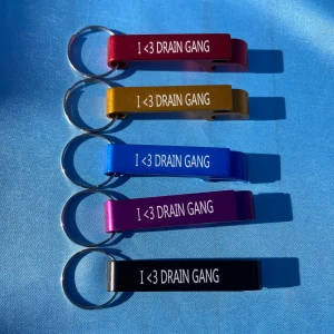DRAIN GANG - bottle cap opener keychain - 1pcs ”I LOVE DRAIN GANG” Bottle Cap Opener Keychain. Finns i olika färger kommer att väljas SLUMPMÄSSIGT. Det går att önska sig en särskild färg men om den är slut kommer en annan skickas. Alla GTBSBE beställningar kommer med foto + sticker. Alla beställningar kommer med FREEBIES