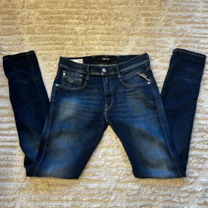 Mörkblå Replay Anbass - Säljer ett par replay anbass. Köpta på NK för 1799kr. W31/L34. Inga flaws eller skador. 9/10 skick
