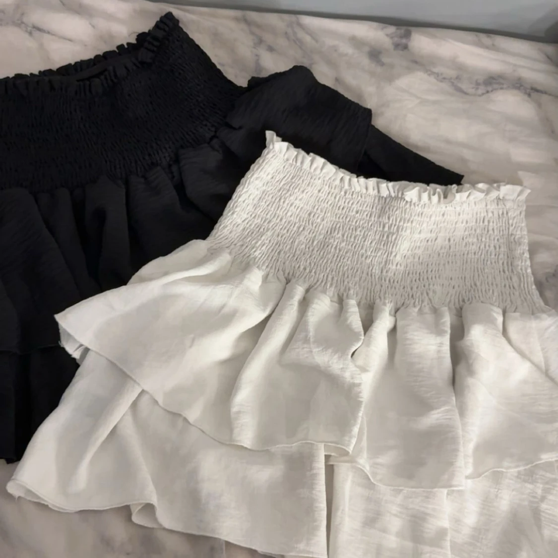 Volangkjol i svart och vitt med smock - 1