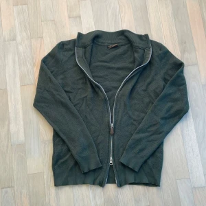 Stenströms fullzip  - Mörkgrön kofta från Stenströms i 100% merinoull. Den är i väldigt bra skicka! Lite liten i storleken skulle säga att den är mer som S i passform