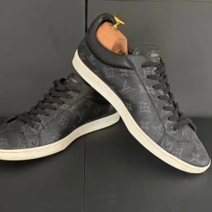 Louis Vuitton Skor - Äkta, storlek UK 8 1/2 som motsvarar 43-44 EU, endast skorna medföljer