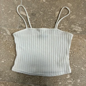 Vit ribbad linnetopp  - Snygg vit ribbad linnetopp med smala axelband