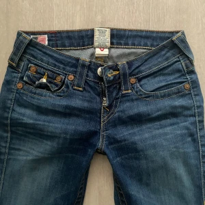 True religion lowwaist bootcut - ÄR OMSYDDA TILL BOOTCUT!!! säljer dom för att de är för små för mig size: W25