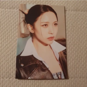OFFICIELL KPOP Twice Mina Ready to be album message photocard - Snyggt photocard från TWICEs 12:e mini album 'READY TO BE'. Perfekt för dig som samlar på K-pop eller vill ha något unikt från din favoritgrupp. Stilren design och coolt motiv – ett måste för fans!
