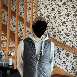 J.Lindeberg väst - Säljer en J.Lindeberg väst, strl 46 vilket motsvarar S (ganska tajt i storleken). Perfekt nu till hösten! Modellen är 181cm/70kg 