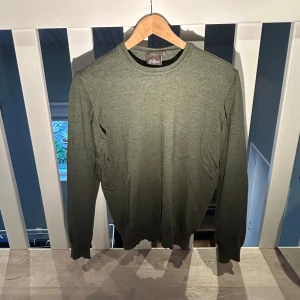 Oscar Jacobson crewneck - Säljer denna tvär sköna mörk gröna merinoull crewnecken från Oscar Jacobson. Inga tecken på användning och storlek S. Det är bara att skriva vid frågor!