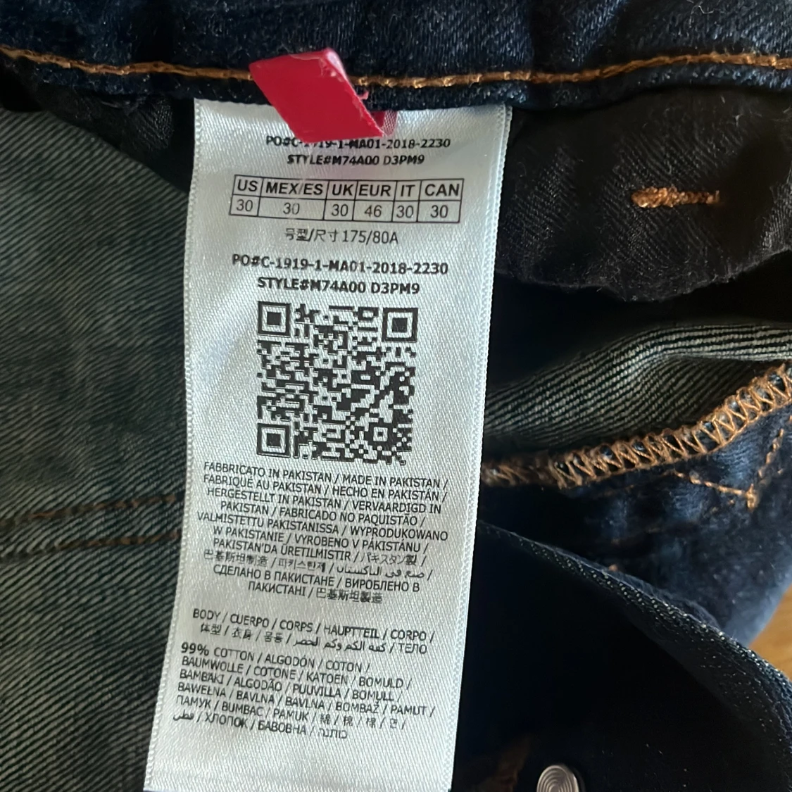 Mörkblå jeans från Guess, storlek 30/32  - 2