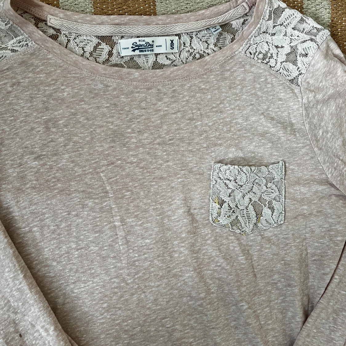 Ljusrosa långärmad topp med spetsdetaljer - 4