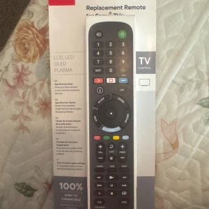 OFA URC 4912 Sony Remote - Universalfjärrkontroll kompatibel med alla Sony TV-modeller, inklusive LCD, LED, OLED och Plasma. Enkel installation, app-genvägar och full funktionskontroll. Produkten är ny i förpackning och garanterat kompatibel med 100% av Sony TV-apparater.