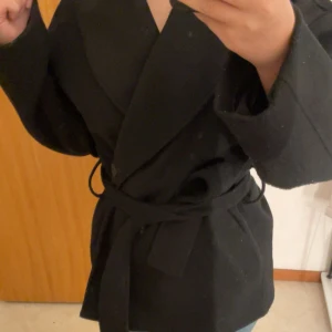 Svart omlottjacka med bälte - Använd några gånger,bra skick 