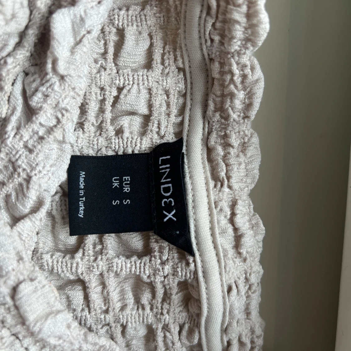 Beige smockad topp från Lindex - 2