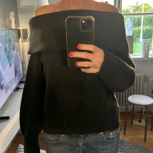 Grå offshoulder stickad tröja - Mysig grå stickad tröja. Tröjan har lång ärm och en lite lösare passform🌺🌺