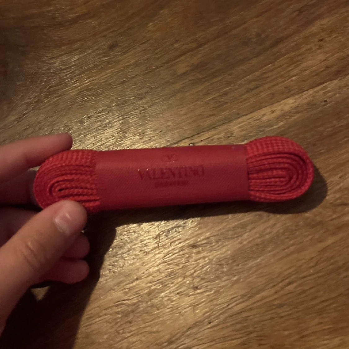 Rött snören från Valentino