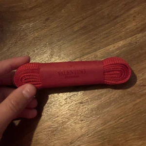 Rött snören från Valentino - Säljer valentino snören 