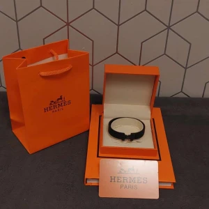 Svart H armband  - Säljer ett riktigt snyggt svart H armband || Storlek 17 cm || påse och box medföljer 