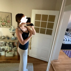 Vita vida byxor från Gina Tricot - Säljer en vit kjol  från Gina Tricot i storlek S. Kjolen har en vid passform och är tillverkade i ett mjukt bomullsmaterial. Perfekta för en chill och avslappnad look.