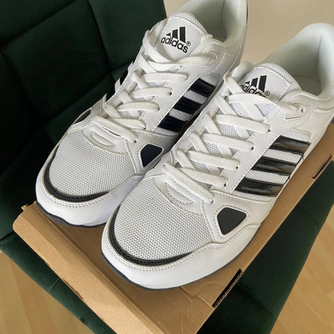 Vita Adidas sneakers med svarta detaljer - 2