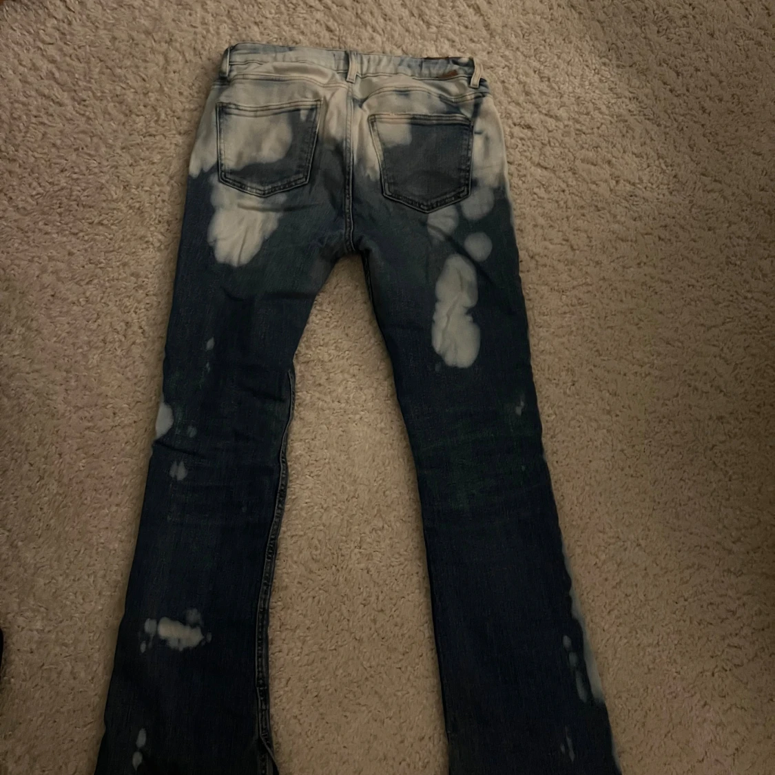 Bootcut jeans med blekta detaljer - 1