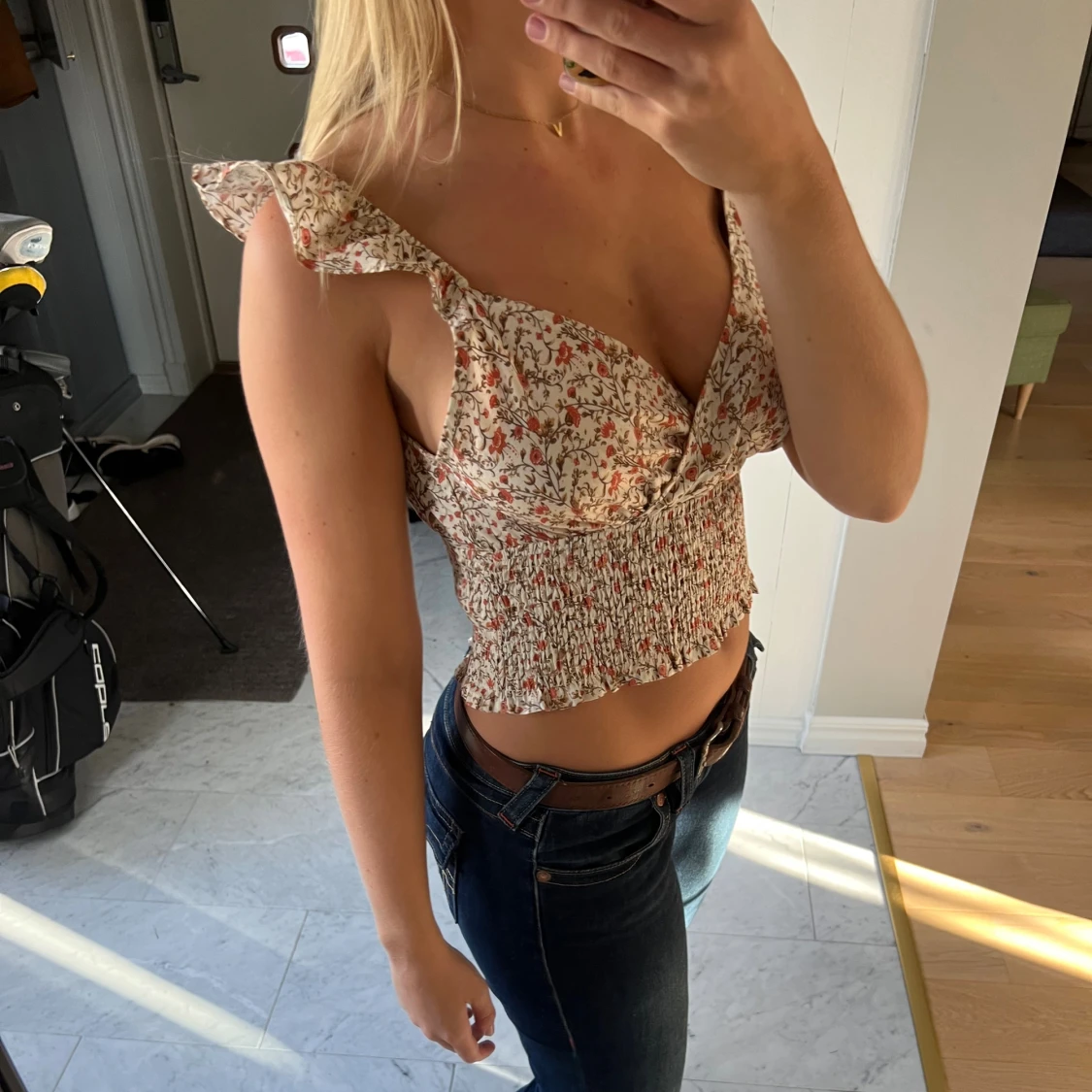 Blommig croppad blus med volang