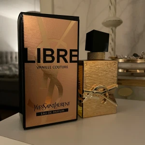 YSL Libre Vanille Couture EdP - Exklusiv och trendig Eau de Parfum från YSL. Libre Vanille Couture kommer i en lyxig guldig flaska. Volym: 50 ml. Tillverkad i Frankrike. Perfekt för dig som vill sticka ut med stil.