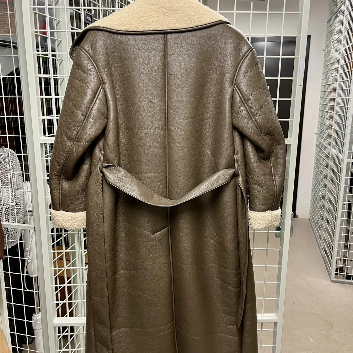 Brun/grön lång pälskappa från ASOS DESIGN - 2