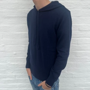 Kashmir & Merino Hoodie  - Stilren hoodie med blandning av kashmir och merinoull.  Riktigt skön passform. Använd 2-3 gånger, inga defekter! Hör av dig vid minsta intresse eller fundering!! 🤗 Storlek: XS Modellen på bilden är 172cm