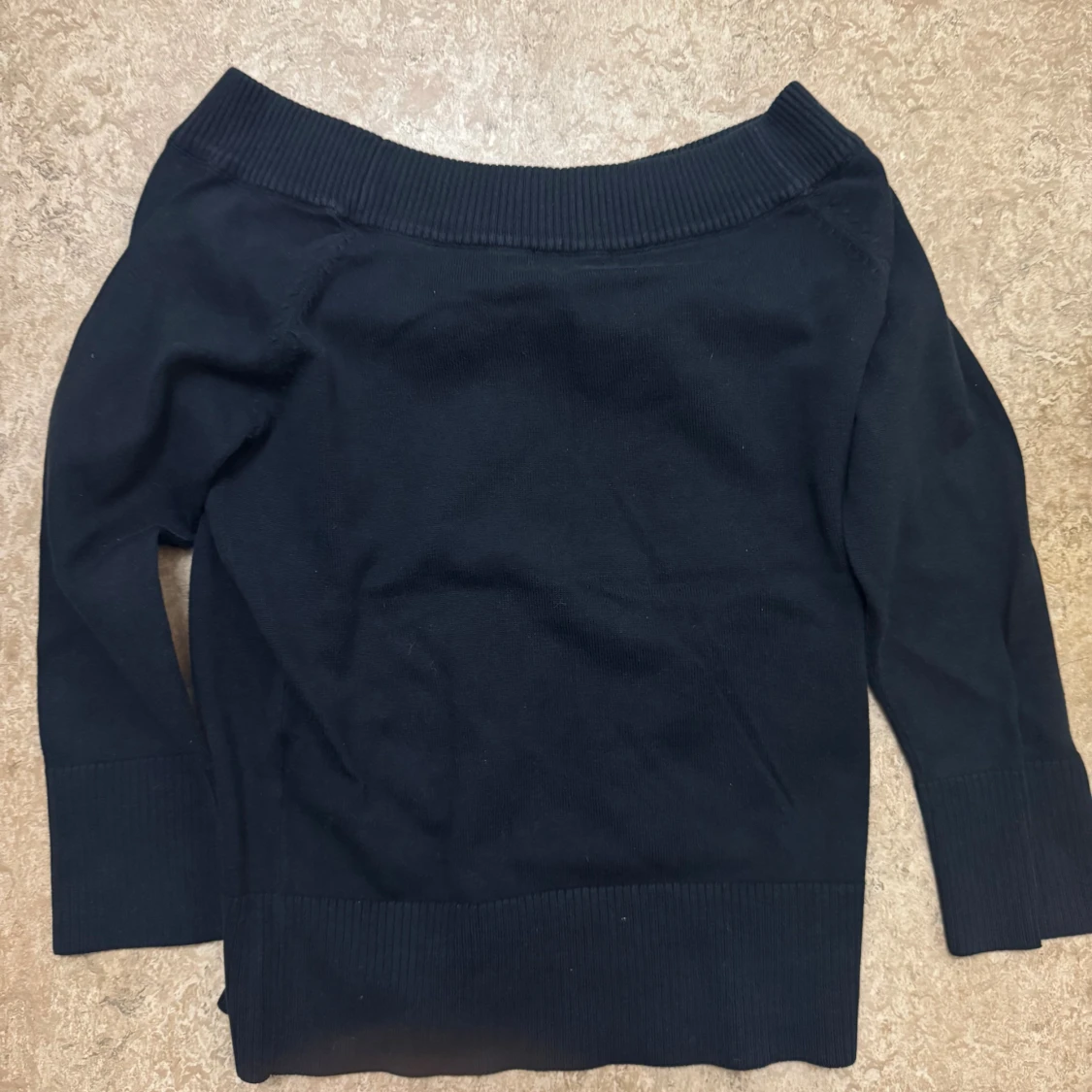 Svart offshoulder stickad tröja