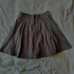 Svart kortkjol från KappAhl - super söt volangkjol, helt ny💖passar mig som i vanliga fall är S💖