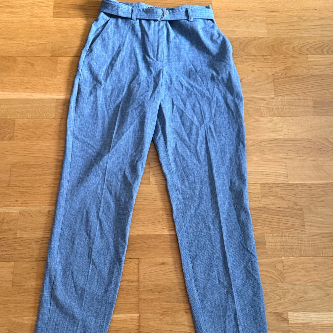 Grå kostymbyxor med bälte