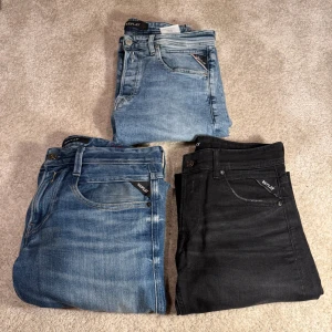 Jeans Bulk 3st Replay Anbass och Grover - Säljer dessa riktigt feta replay Jeans i nästan helt nytt skcik, inga defekter eller fläckar! Nypris ca 3000kr mitt pris 1199kr. Vid funderingar är det bara att höra av sig 