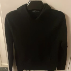 Lisa yang 100% cashmere hoodie - Detta är en modern snygg svart 100% cashmere Lisa Yang Hoodie med två fickor och som är väldigt skön och mjuk