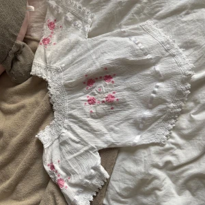 världens sötaste utomlands blus - den är i barnstorlek i L men passar en xs/s! Kanske större också! Så fint tryck på och sitter som en söt blus skulle jag vilja säga. Köpt i cypern i somras!
