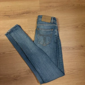 Tiger of Sweden Jeans - Ljusblåa är Jeans av Tiger of Sweden. Storlek 27/34. Skick 10/10. Nypris ~ 1600. Mitt pris - 299 Hör av dig vid frågor✌🏻