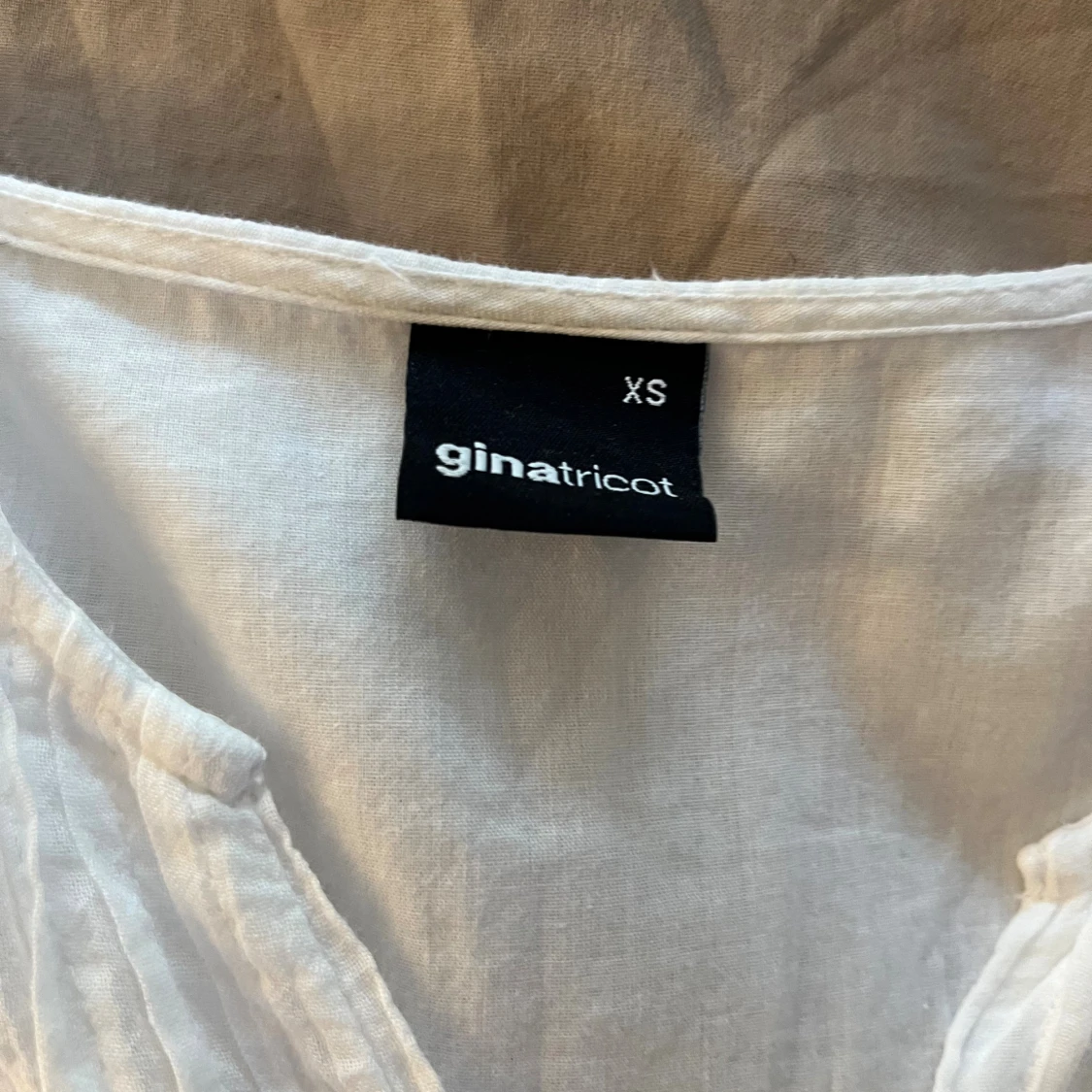 Vit blus med volanger från Gina Tricot - 1