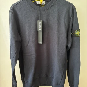 Mörkblå Stone Island sweatshirt - Snygg mörkblå sweatshirt från Stone Island. Tröjan är i mjuk bomull och är väldigt bekväm. Säljer tröjan då den är för liten för mig kom pm vid fler frågor.